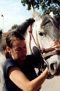 Monika Hger im Gesprch mit Pferdebesitzer